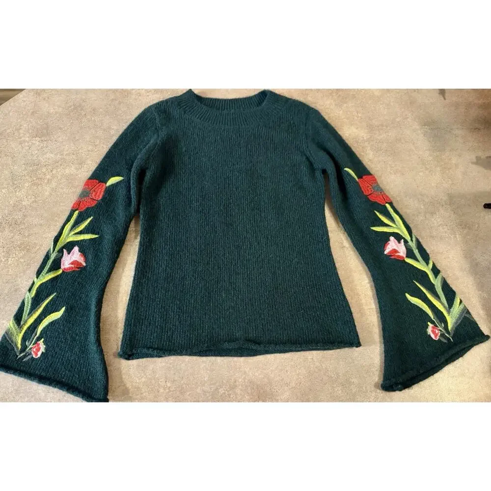Romeo + Juliet Couture Women's Floral Embroidered Bell Sleeve Sweater Size M - Picture 2 of 6